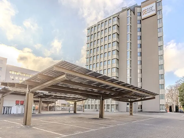 Parking in front of Hotel