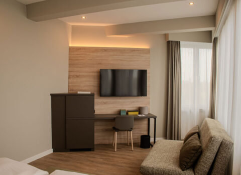 East Five Double Room Desk