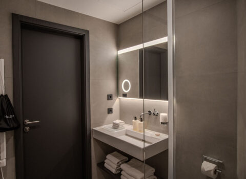 East Five Hotel Double Room Bathroom